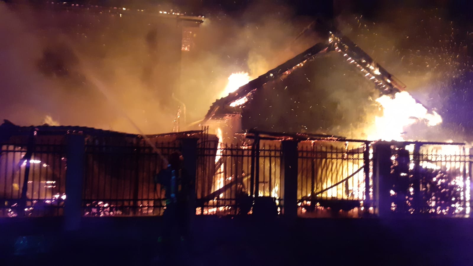 (FOTO/VIDEO) O casă din Techirghiol a ars din temelii