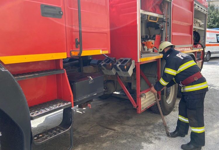 Incendiu la anexa unei case din Cogealac