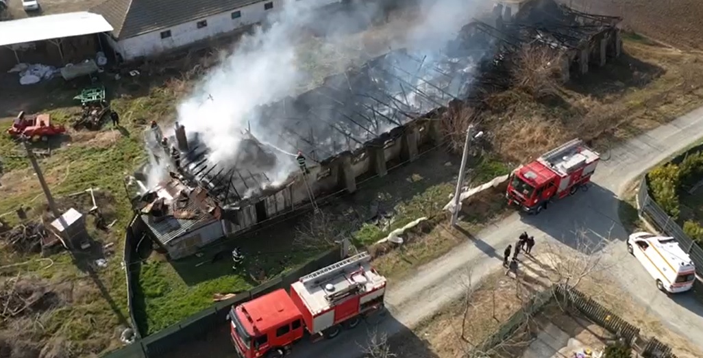 (VIDEO) Incendiu puternic la clădirea unui fost CAP din județul Tulcea