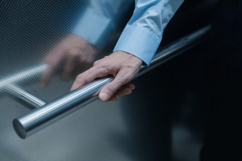 Liftul unui Spitalul Județean s-a PRĂBUȘIT cu 4 oameni în el. Doi au fost răniți