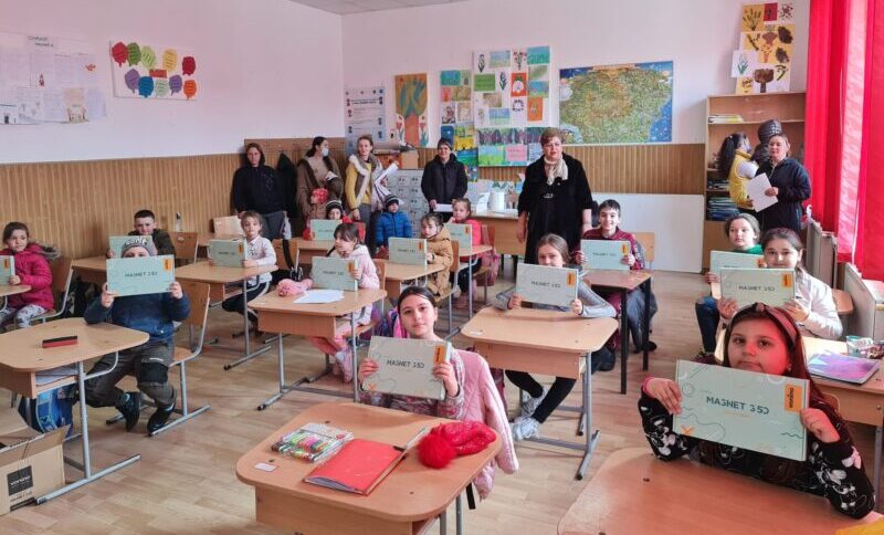 Copiii din comuna Grădina au primit astăzi tablete, profesorii laptop-uri iar sălile de clasă au fost dotate cu table inteligente