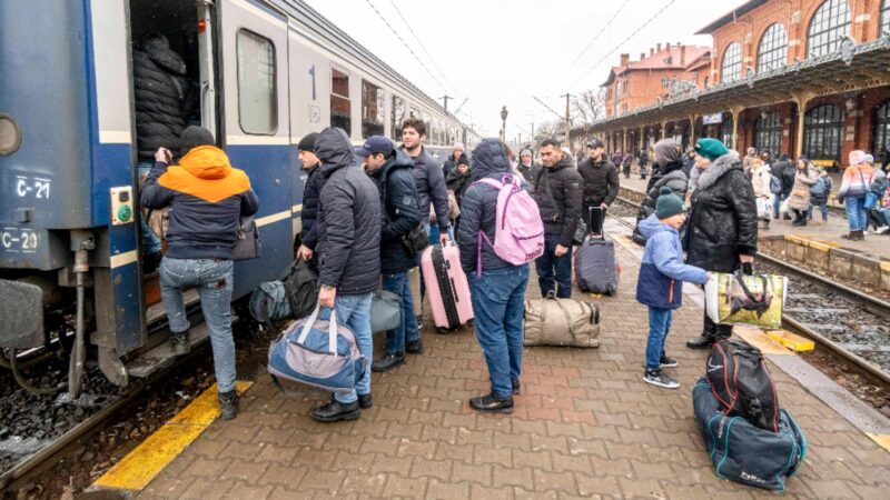 Guvernul a aprobat gratuități: Refugiații vor merge GRATUIT cu avionul, trenul, transportul rutier și naval