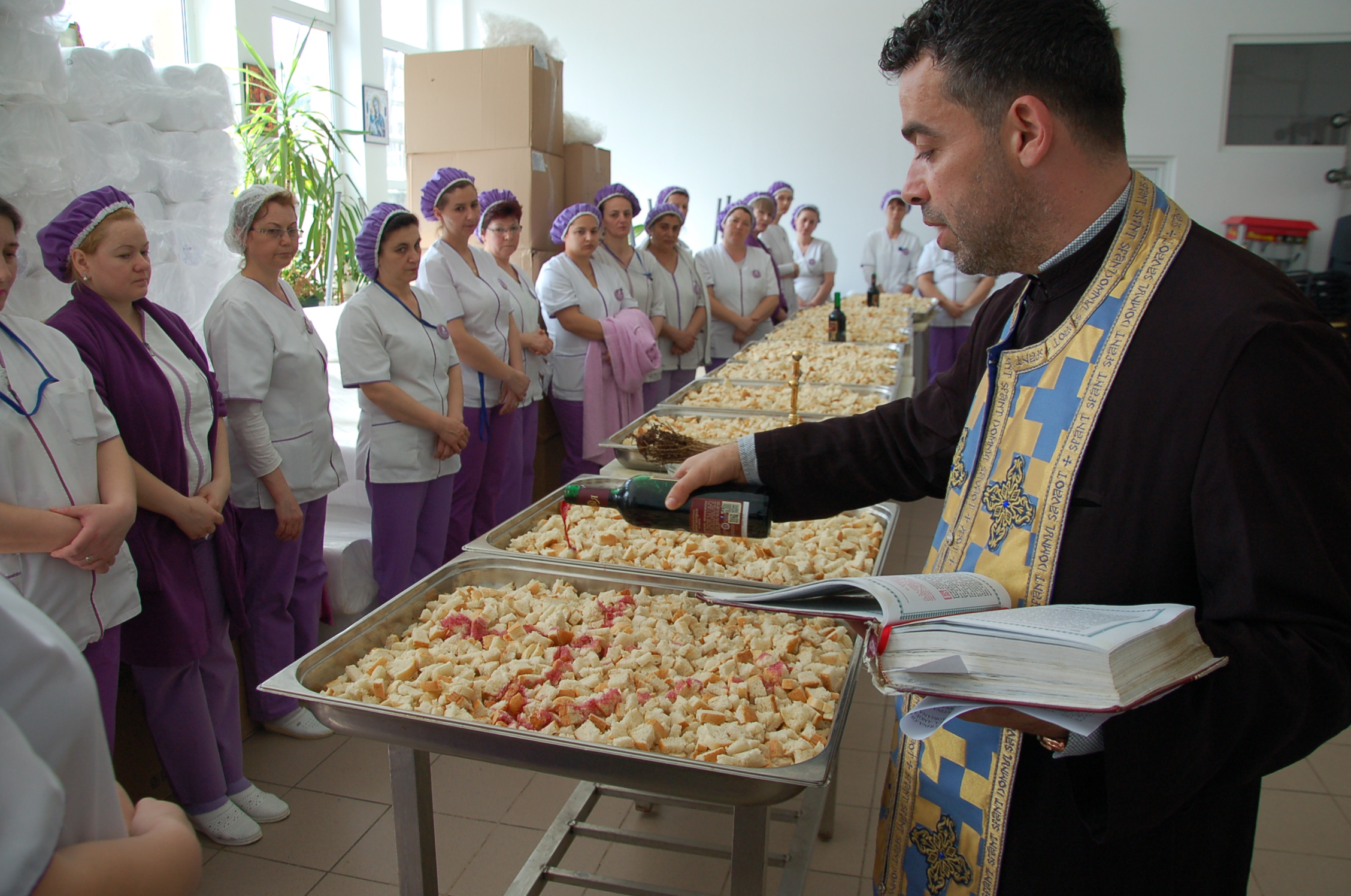 Bucuriile oferite de SC Arimex Comexim 2000 SRL: Meniu tradițional de Paște pentru bolnavi și cadouri pentru micuții internați în Spitalul Clinic Judeţean de Urgență Constanţa