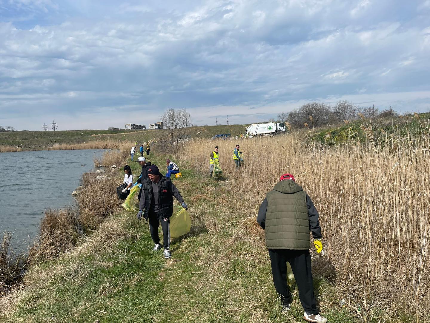 (FOTO) Acțiune de ecologizare a malului Lacului Siutghiol derulată de Primăria Ovidiu