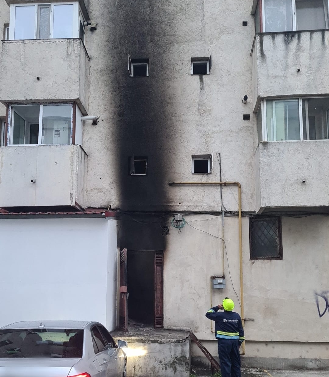 Pompierii în ALERTĂ! Fum pe casa scării unui bloc de pe Bulevardul Tomis, din Constanța