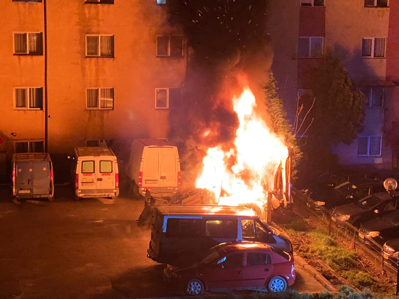 Un buldoexcavator a luat foc, noaptea trecută, în municipiul Medgidia