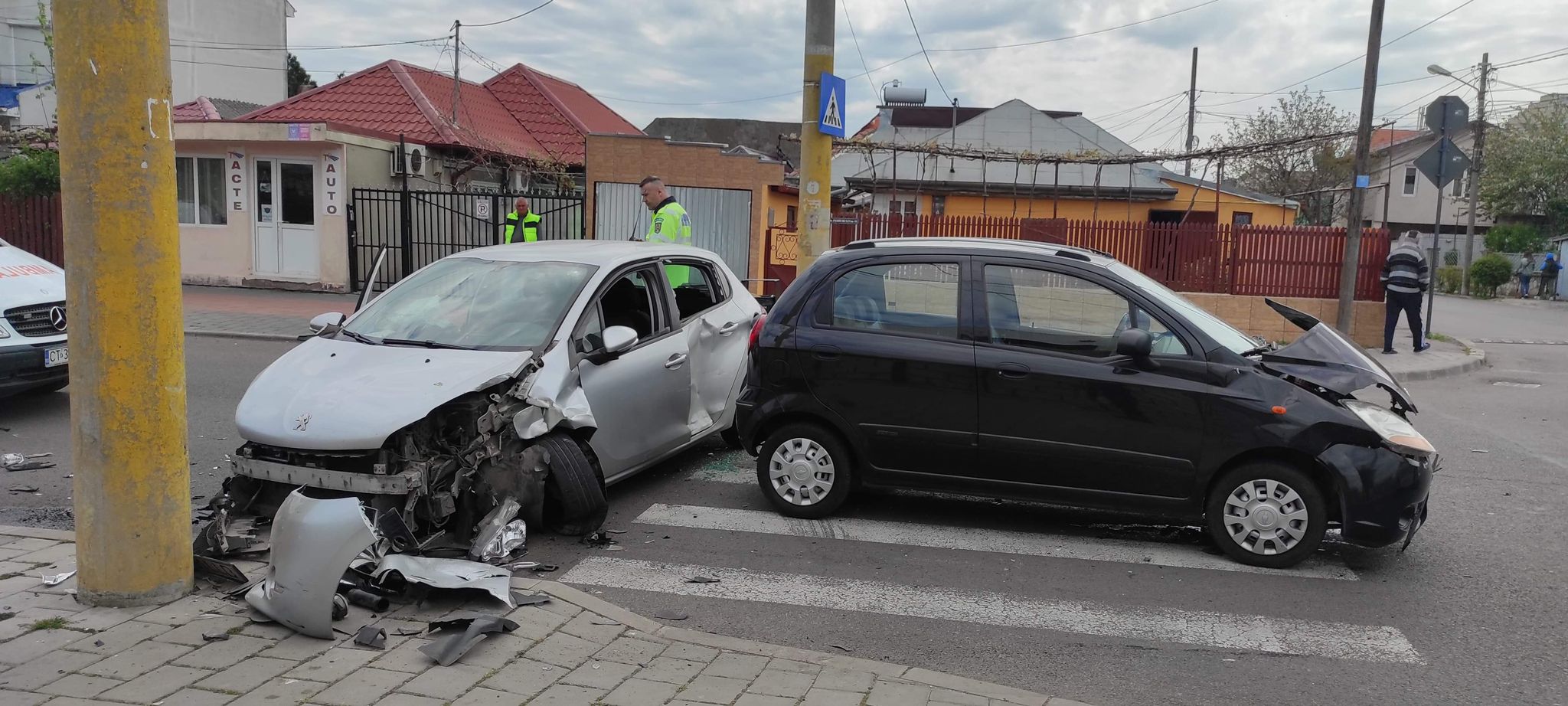 (FOTO) Încă un accident într-o intersecție cu ghinion din Constanța. Două persoane au ajuns la spital