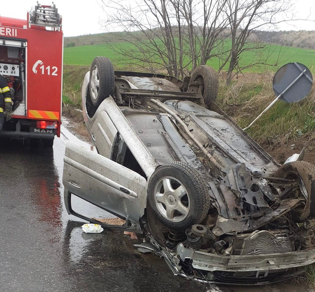 5 persoane rănite după ce o mașină s-a răsturnat pe un drum din județul Tulcea