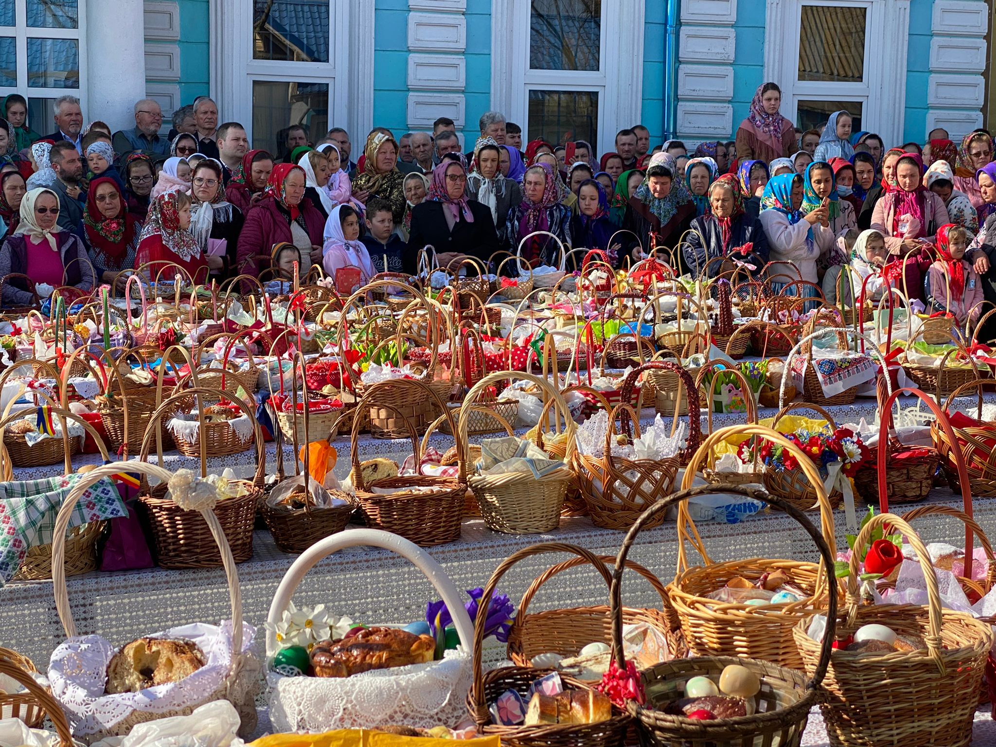 Imagini spectaculoase de la slujba de sfințire a bucatelor în comunitatea din Sarichioi, în prima zi de Paște
