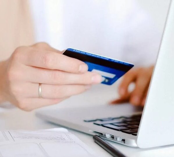 Vom putea plăti cu cardul sau online, la TOATE instituțiile publice