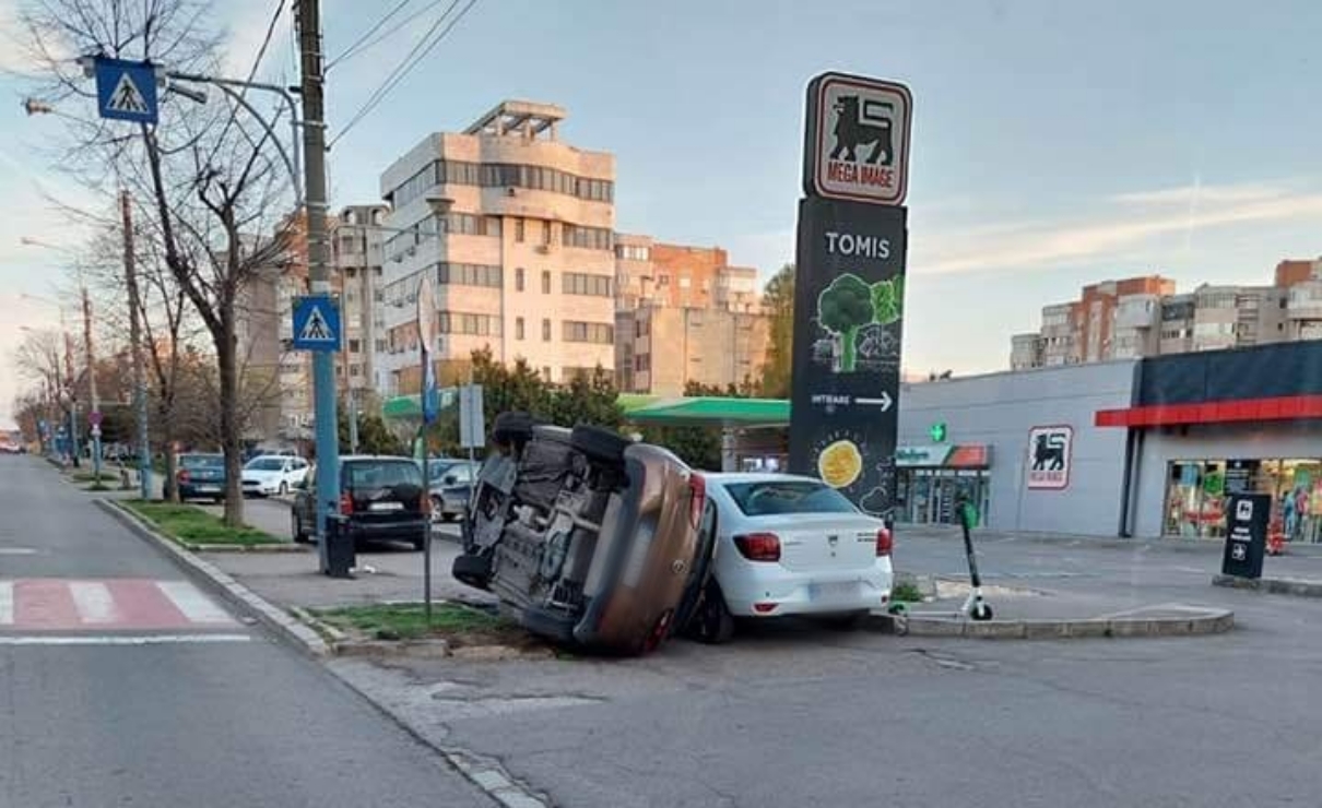 Cascadorie în trafic: O mașină s-a răsturnat pe bulevardul Tomis, în fața magazinului Mega Image