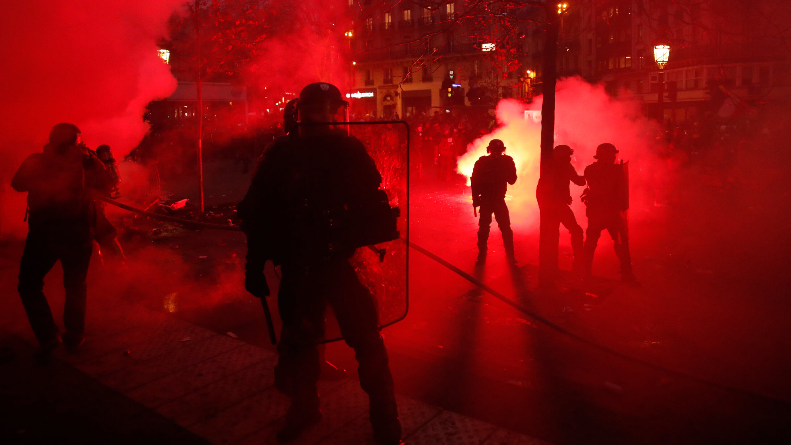 Proteste violente în Franța, după victoria lui Macron: Poliţiştii au lansat gaze lacrimogene şi au atacat zeci de protestatari