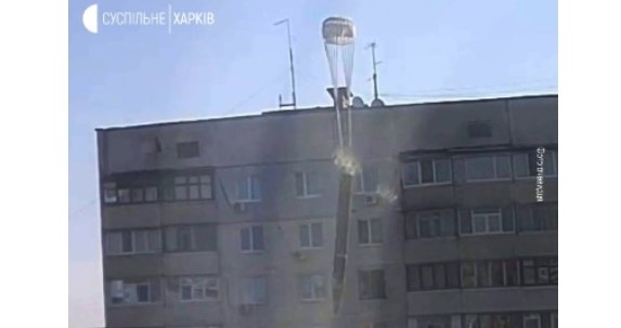 Rușii atacă Harkovul folosind bombe aruncate cu parașuta