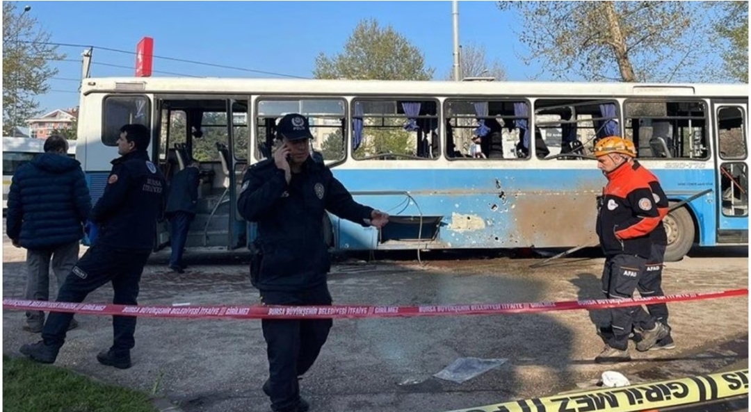Atentat cu bombă în Turcia. Un autobuz a fost ARUNCAT ÎN AER și 30 de oameni au fost răniți