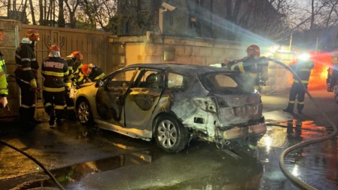 Un şofer a intrat cu maşina în gardul Ambasadei Rusiei şi a MURIT carbonizat