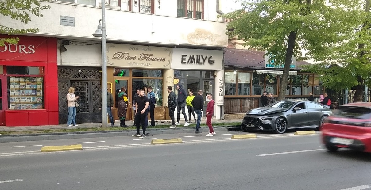 Un autoturism de lux a intrat direct în vitrina unei florării de pe bulevardul Tomis