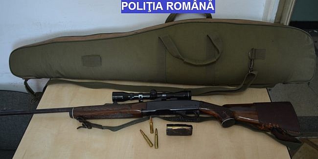 O armă de vânătoare și un pistol, confiscate de polițiștii constănțeni