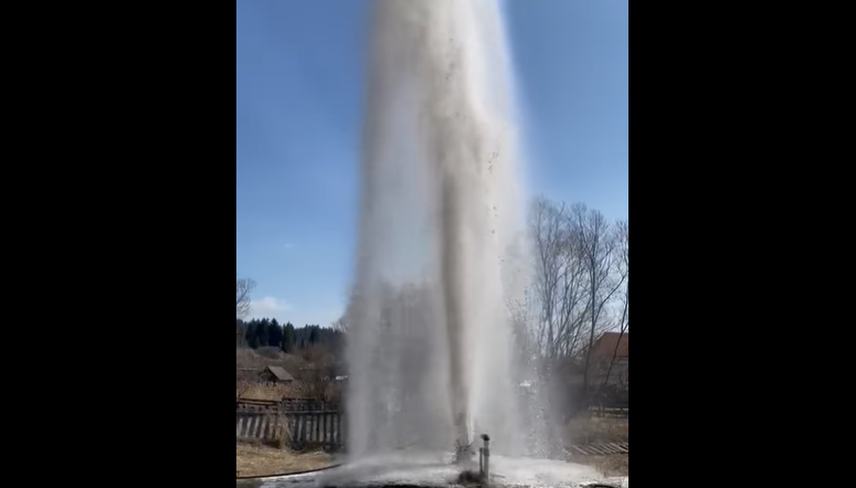 (VIDEO) Fenomen rar în România! Erupția apei minerale naturale carbogazoase