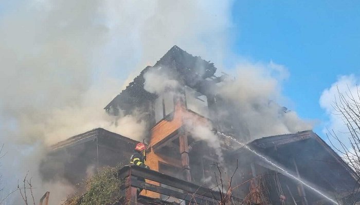 Incendiu puternic la o cabană de pe Valea Prahovei