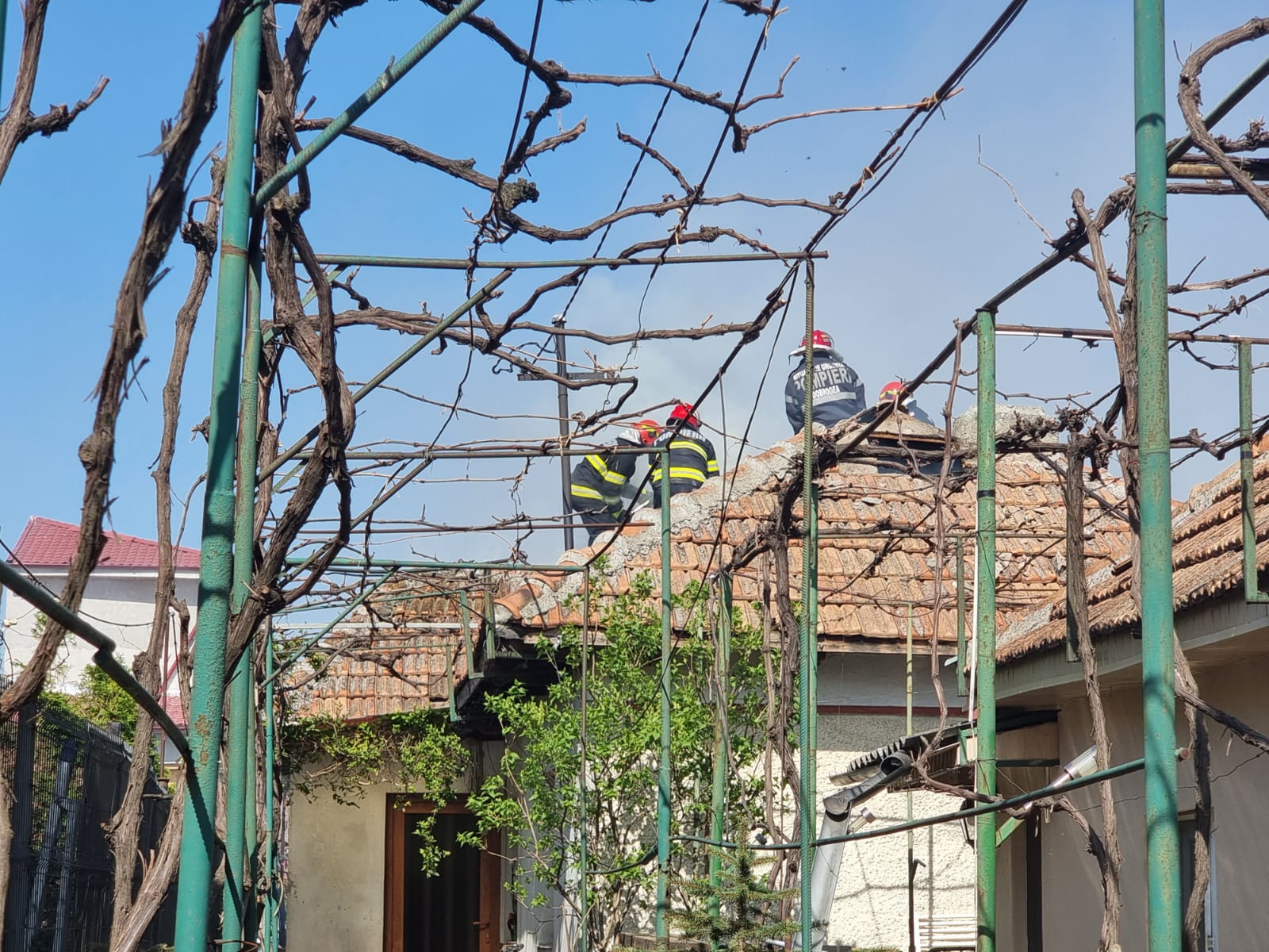 (FOTO/VIDEO) Două butelii au explodat în urma unui incendiu la o casă din Constanța