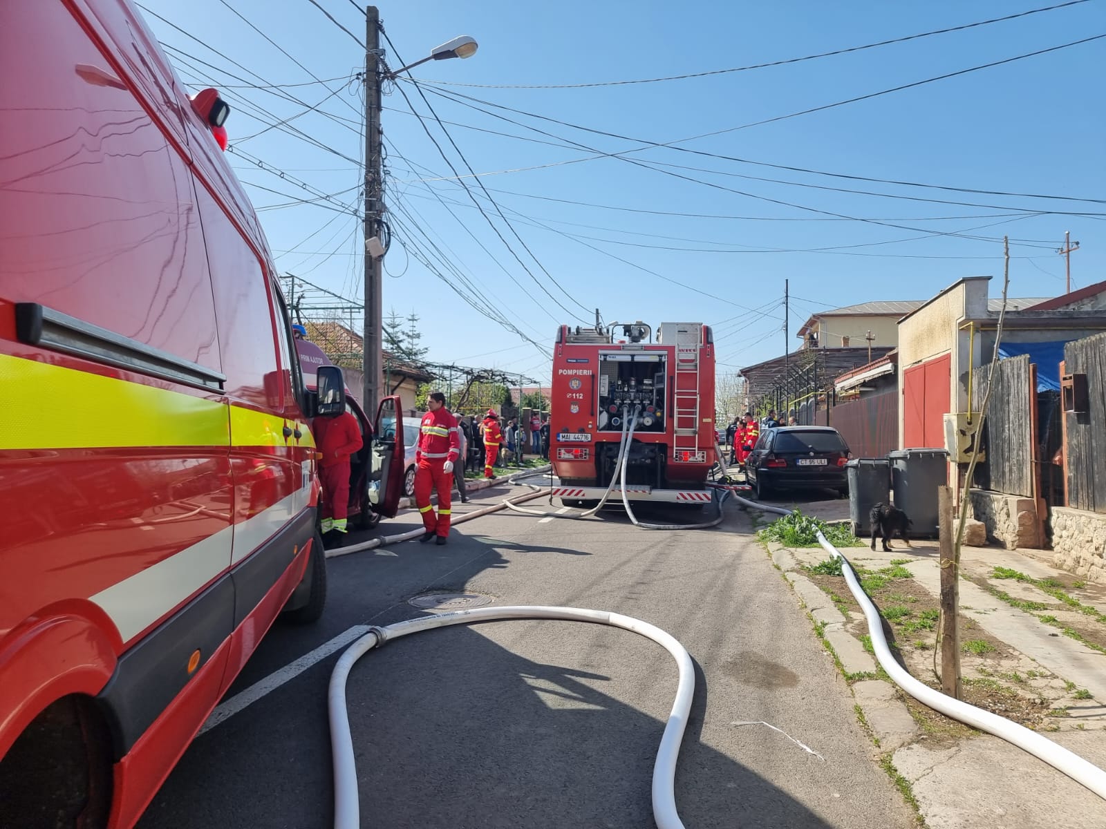 Arde o casă în Constanța. Mai multe echipaje sunt la fața locului