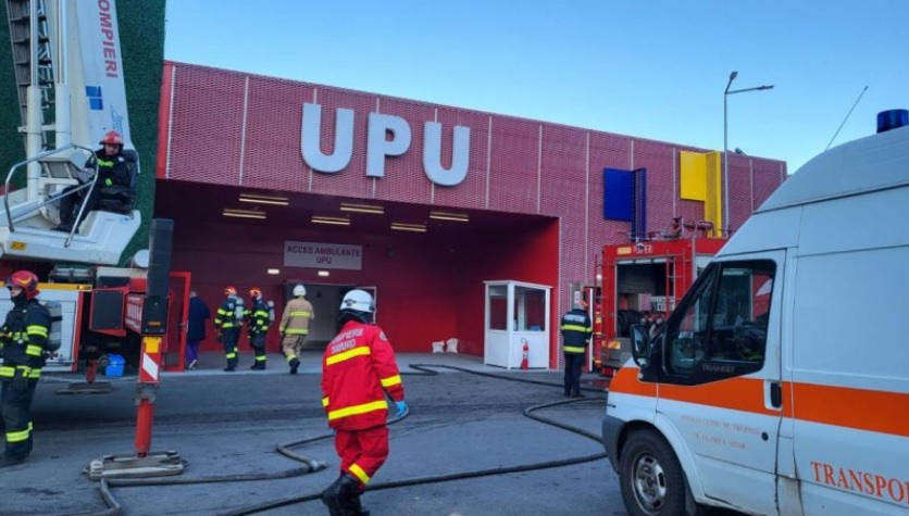 Incendiu puternic la acoperișul unuia din cele mai mari spitale din țară