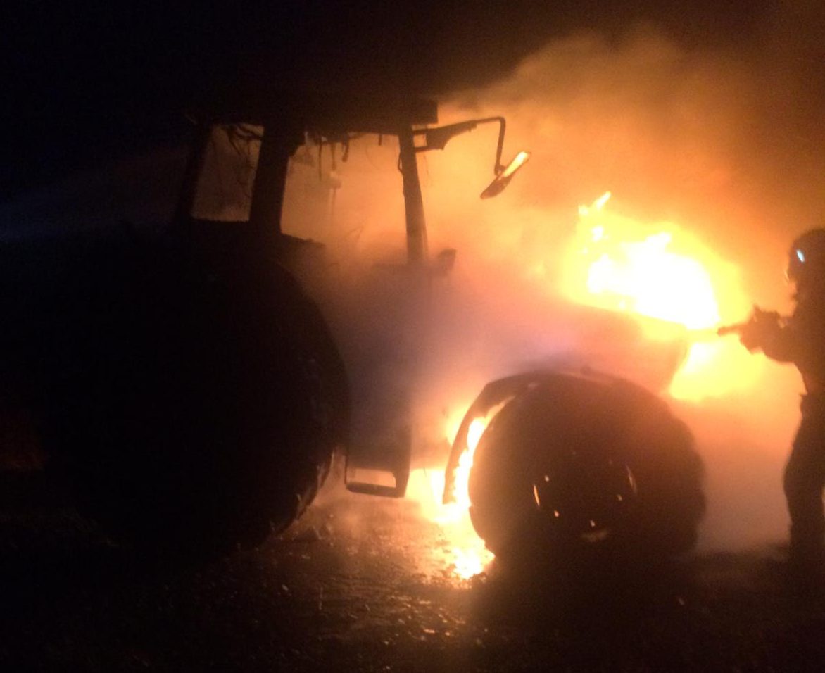 Arde un tractor pe raza localității Sinoe