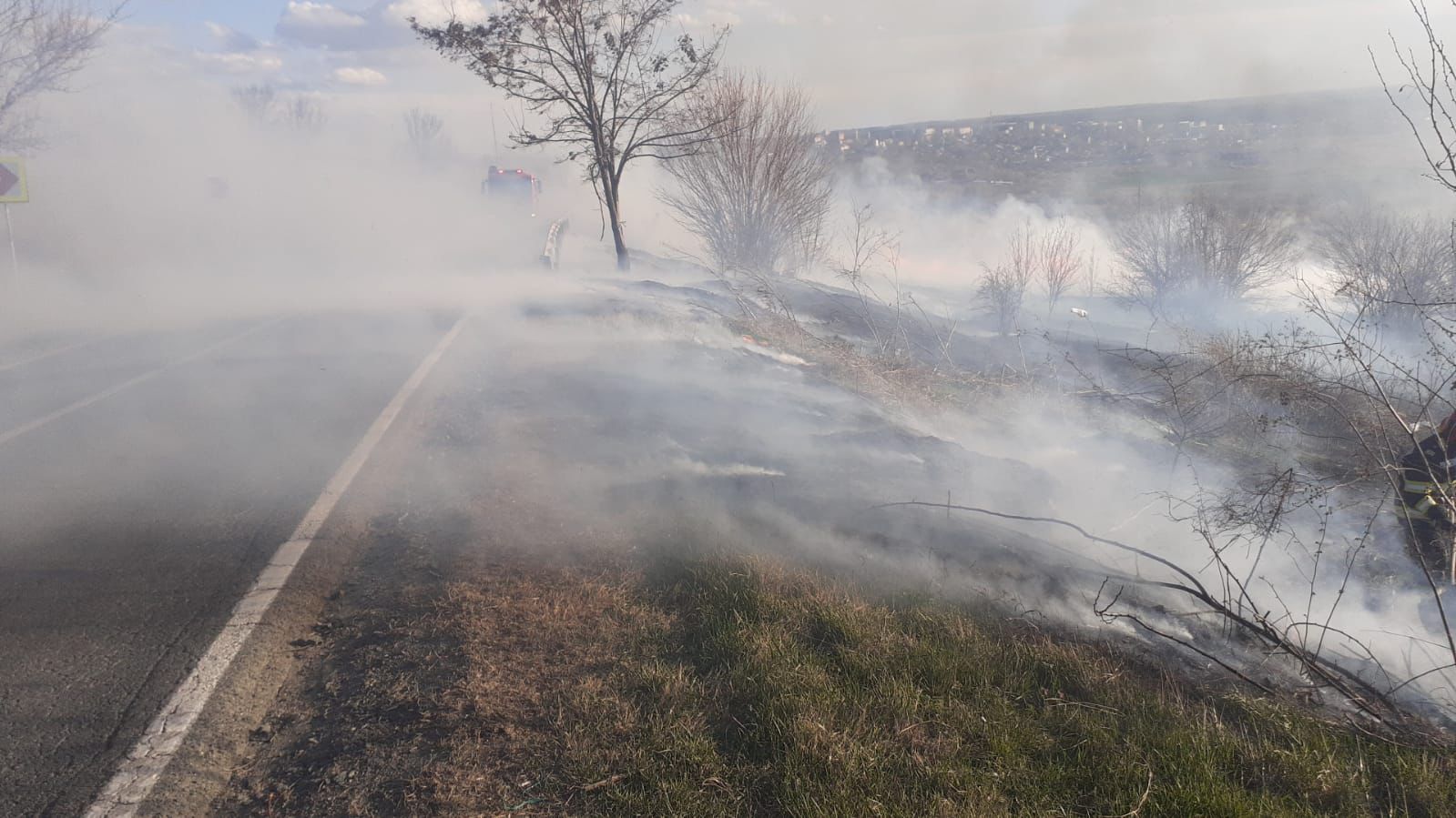 Atenție șoferi! Pericol de accidente între Jijila și Măcin din cauza unui incendiu de vegetație