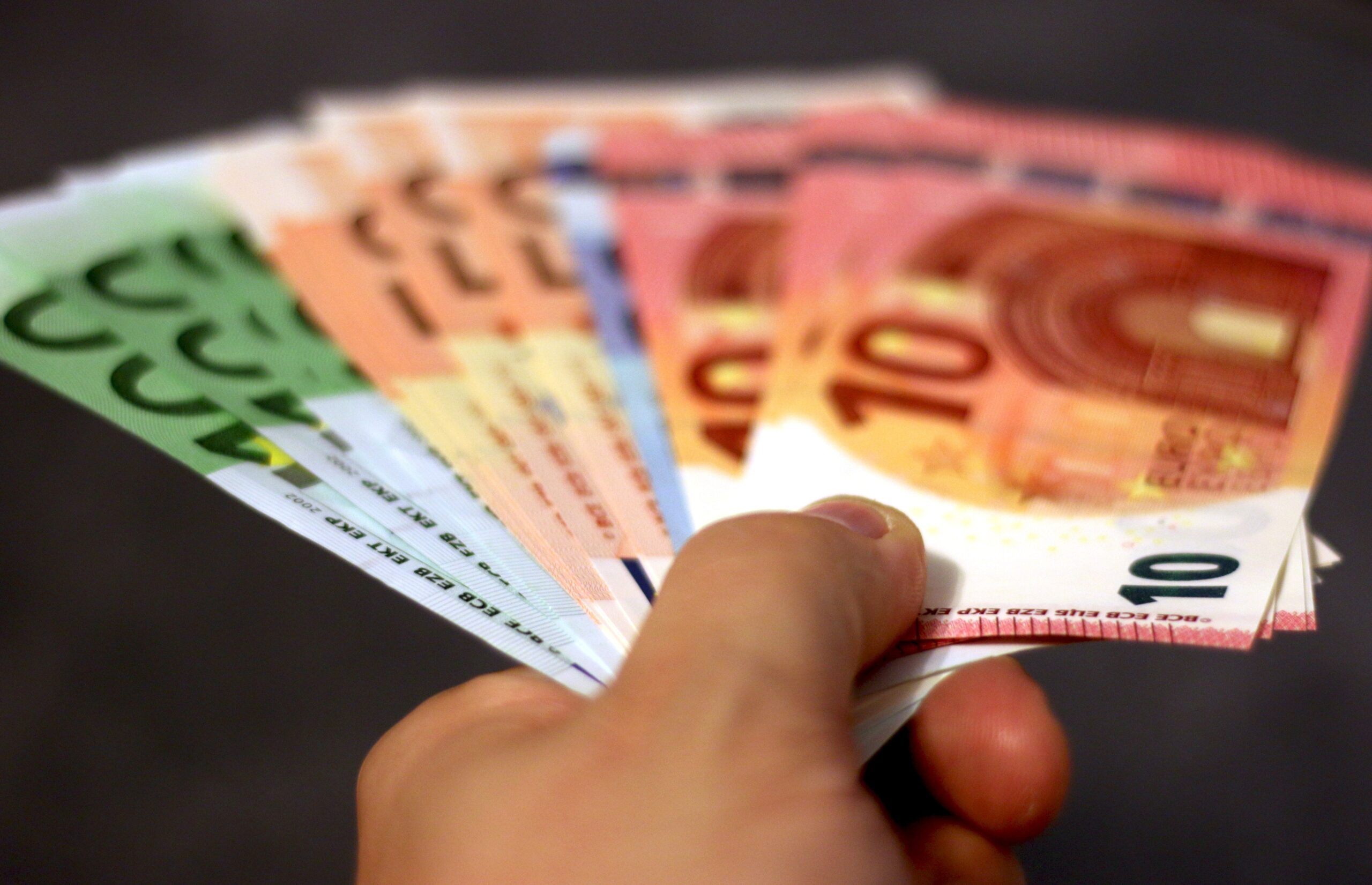 Amânăm ratele sau refinanțăm creditele în această perioadă? Ce ne sfătuiește Adrian Vasilescu, consilier al guvernatorului BNR