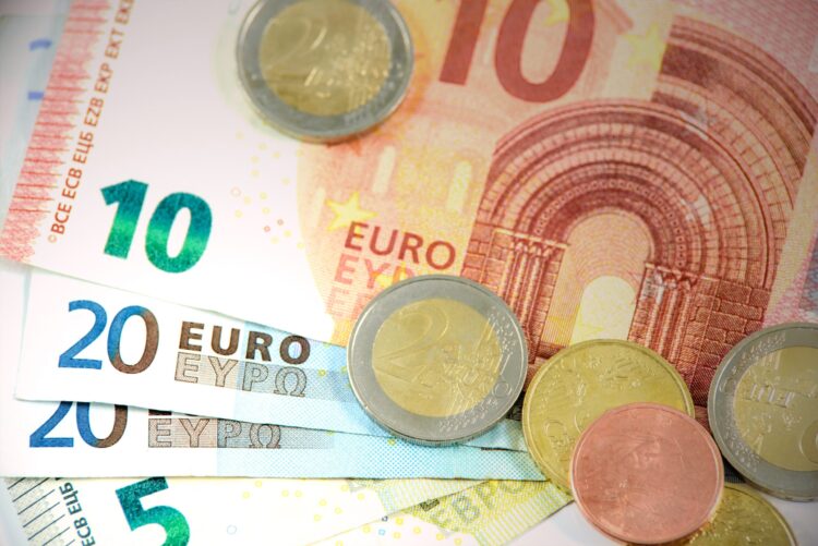 Vouchere de 50 de euro pentru toți românii cu venituri mici. Când vor fi distribuite?