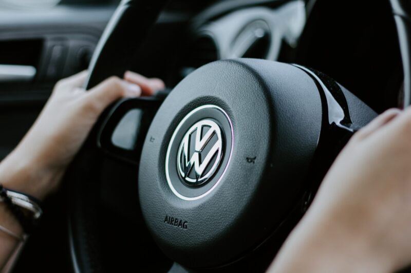Volkswagen recheamă peste 100.000 de vehicule din cauza riscului de incendiu