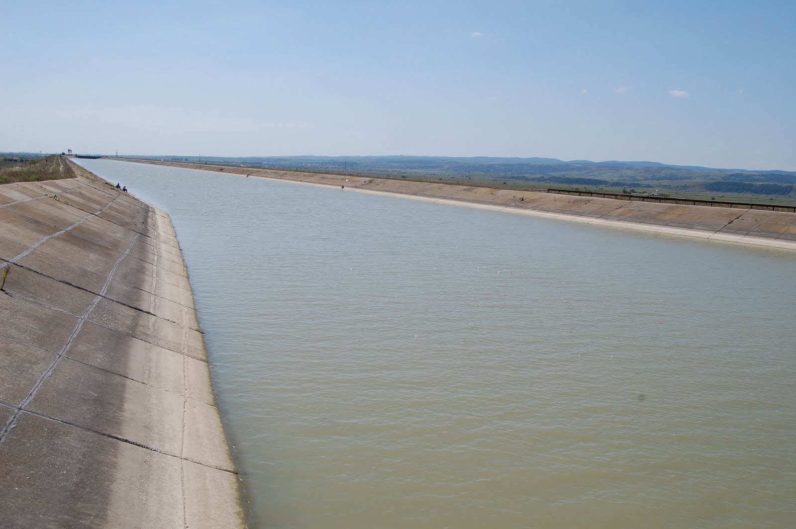 Incredibil: Un bărbat şi-a aruncat copiii într-un lac de acumulare după o ceartă cu soţia. Micuţii, cu vârste de 5 luni, respectiv 4 ani, au decedat
