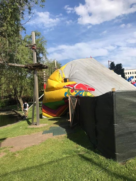 Un tobogan gonflabil s-a răsturnat cu copiii în el. Micuții au căzut unii peste alții de la înălțime