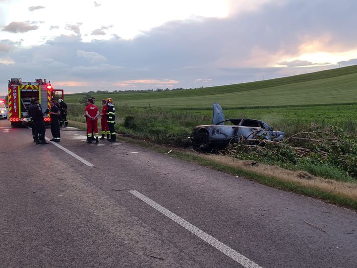 (VIDEO) O mașină a explodat pe marginea drumului, în urma unui accident. Un tânăr de 18 ani a murit carbonizat