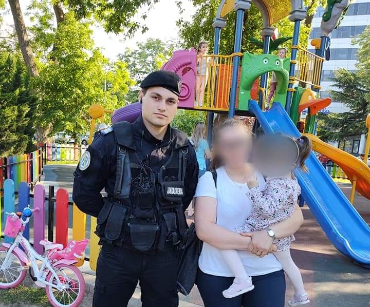 Un copil de aproape 3 ani, care s-a pierdut de mama sa, găsit de jandarmii grupării mobile în Parcul Teatrului Oleg Danovski 