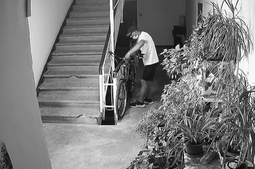 Se întâmplă în Mangalia: Un bărbat ar putea ajunge în arest după ce a furat o bicicletă din scara unui bloc