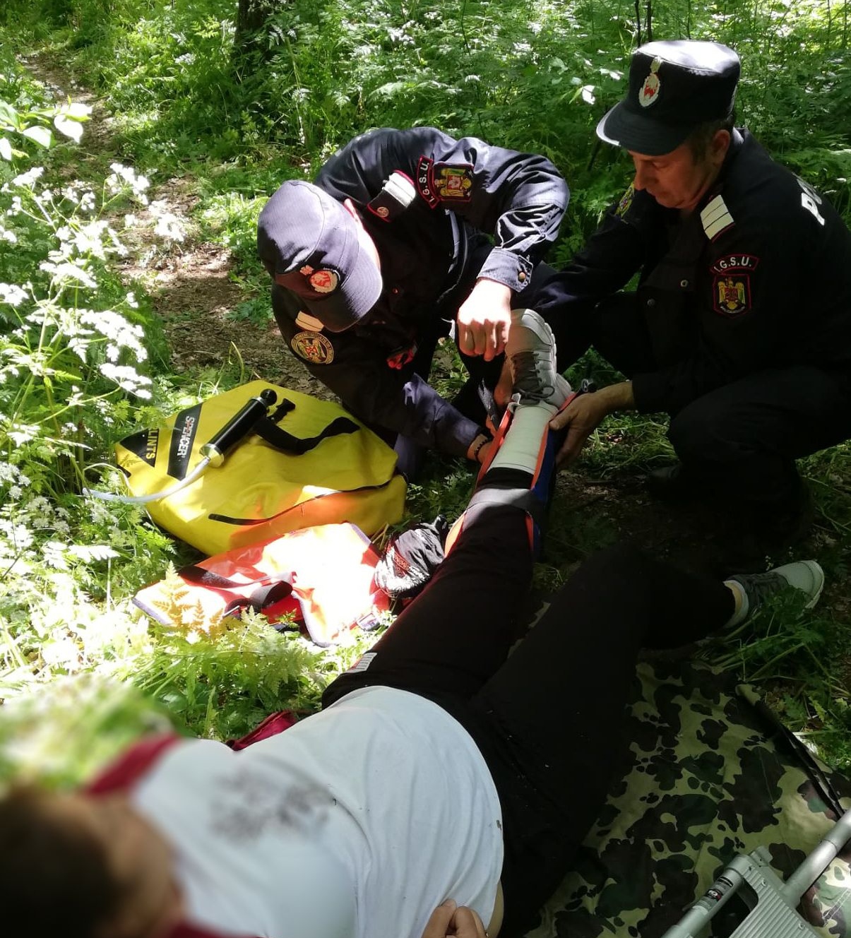 Intervenție amplă a pompierilor pentru salvarea unei femei care s-a accidentat în Munții Măcinului, în zona Rezervației de Bujori