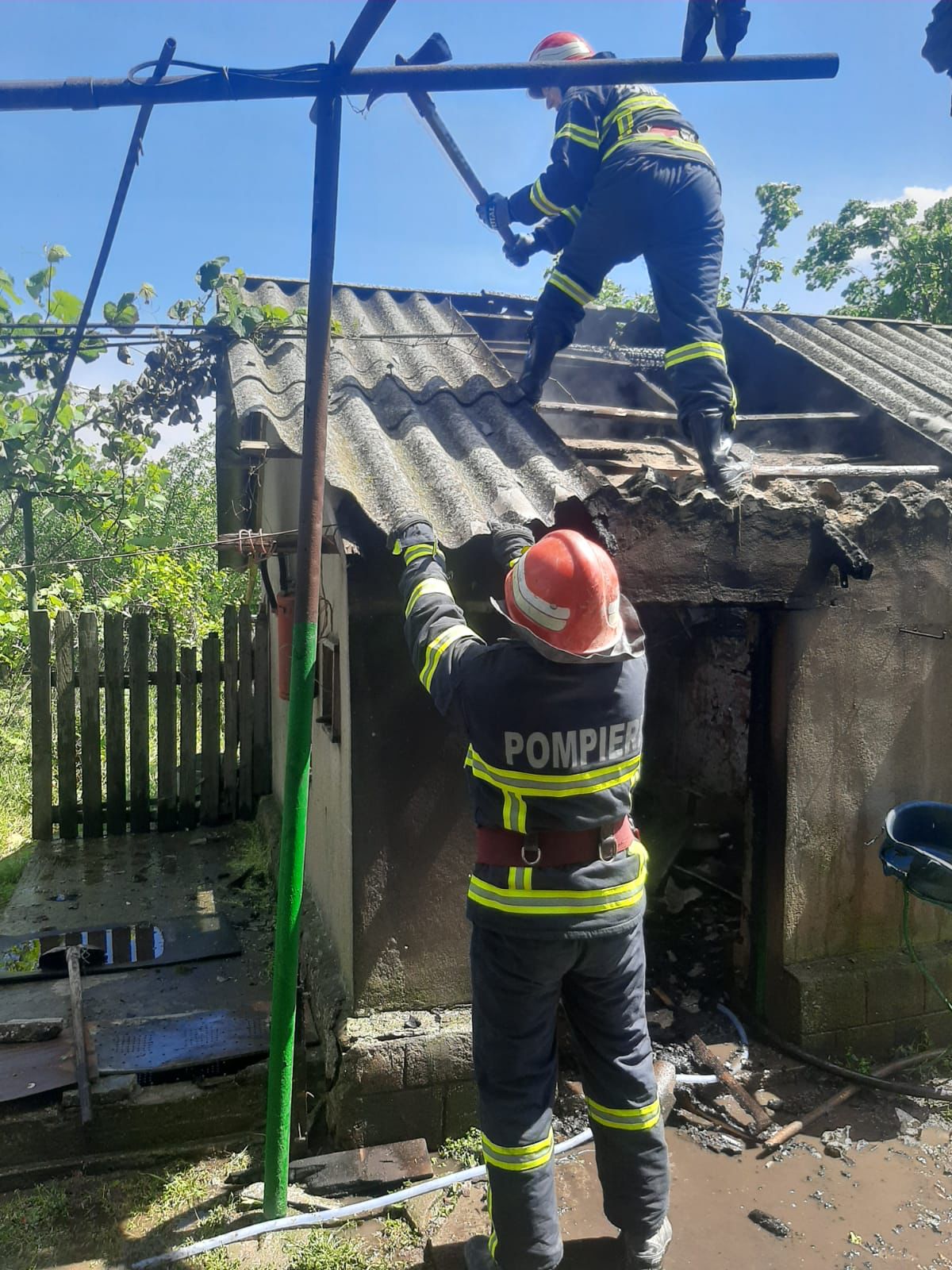 Incendiu la o casă din Ceamurlia de Sus. Un bătrân de 90 de ani a suferit arsuri