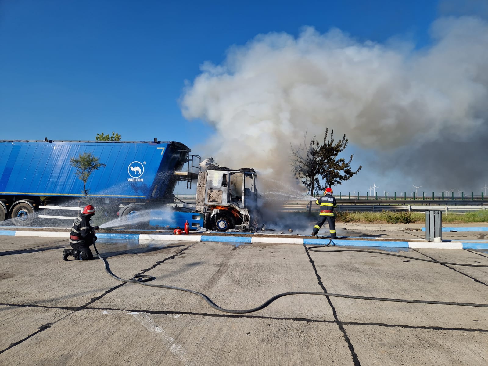 Arde un tir pe A2, în zona Cernavodă