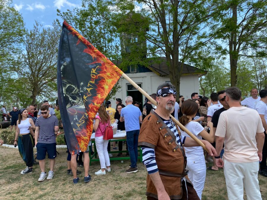 “Parastasul Piraților Nepomeniți” a adunat la Sulina peste 1.000 de turiști și a deschis sezonul evenimentelor în Delta Dunării