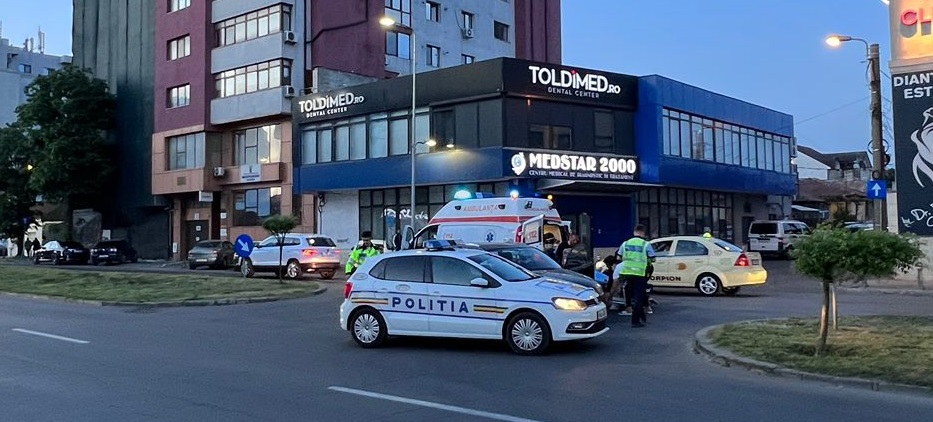 (FOTO) Accident pe Bulevardul Mamaia. O șoferință a fost preluată de ambulanță