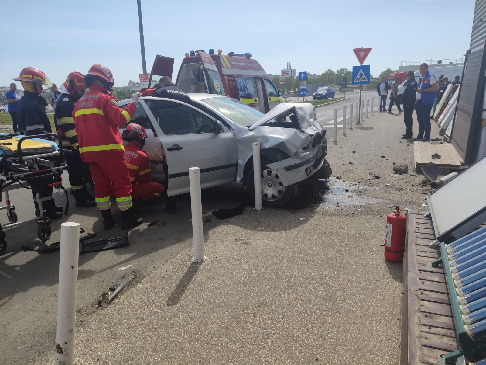 (FOTO/VIDEO) Șoferul unei mașini a intrat într-un stâlp în parcarea Brico Depot din Constanța