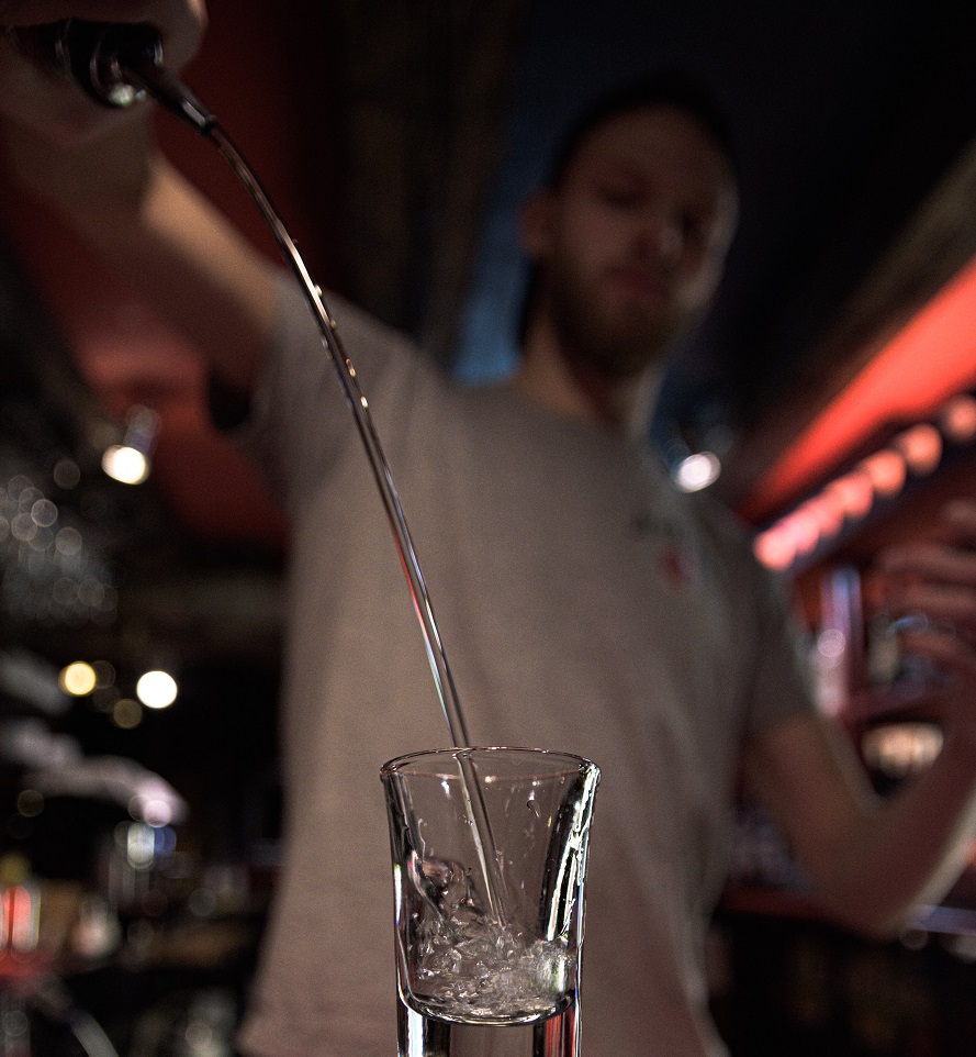 Un barman din Vama Veche, care a furat din încasări în week-endul de 1 Mai, sub control judiciar