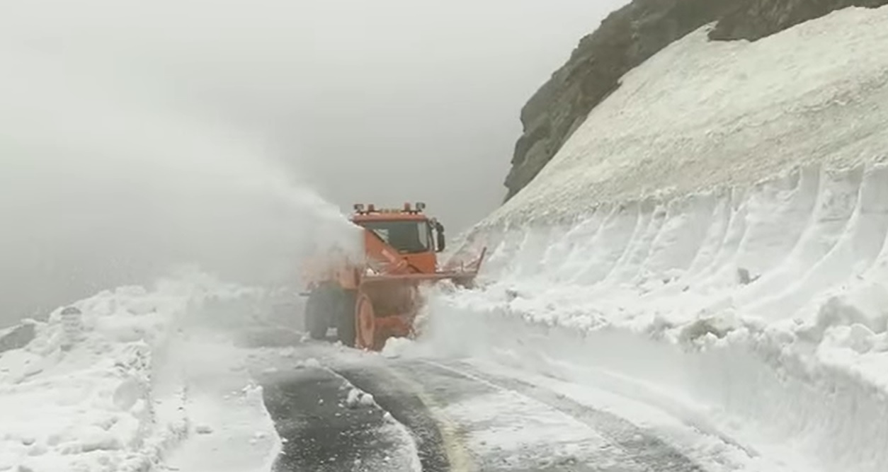 (VIDEO) Lucrări ample de deszăpezire pe Transfăgărășan. Când se va redeschide