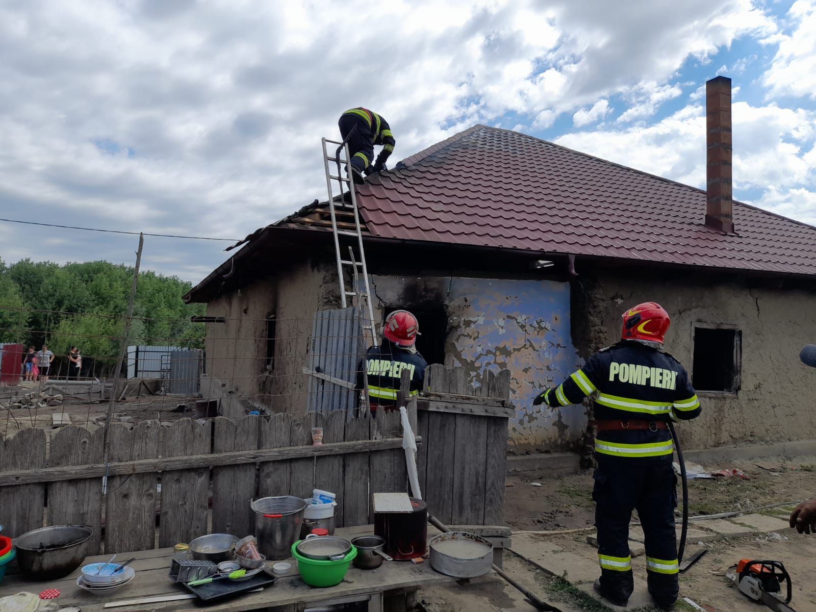(FOTO) Casă mistuită de flăcări la Grindu. O persoană a avut nevoie de îngrijiri medicale