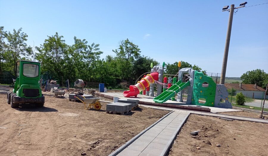 (FOTO) Loc de joacă nou amenajat de Primăria Saligny în curtea școlii din localitate cu sprijin financiar din partea Societății Naționale Nuclearelectrica SA