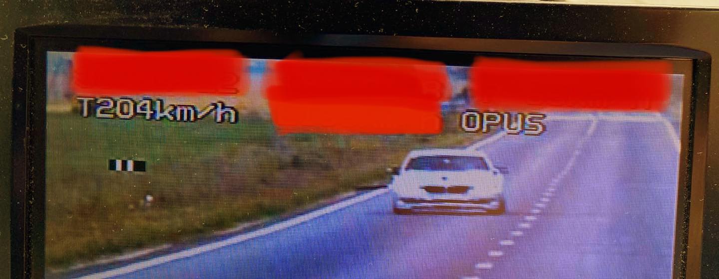 Cu 204km/h în grabă, spre mare, făcut vedetă de Poliția Română: "Oare a vrut să ajungă înaintea tuturor?"