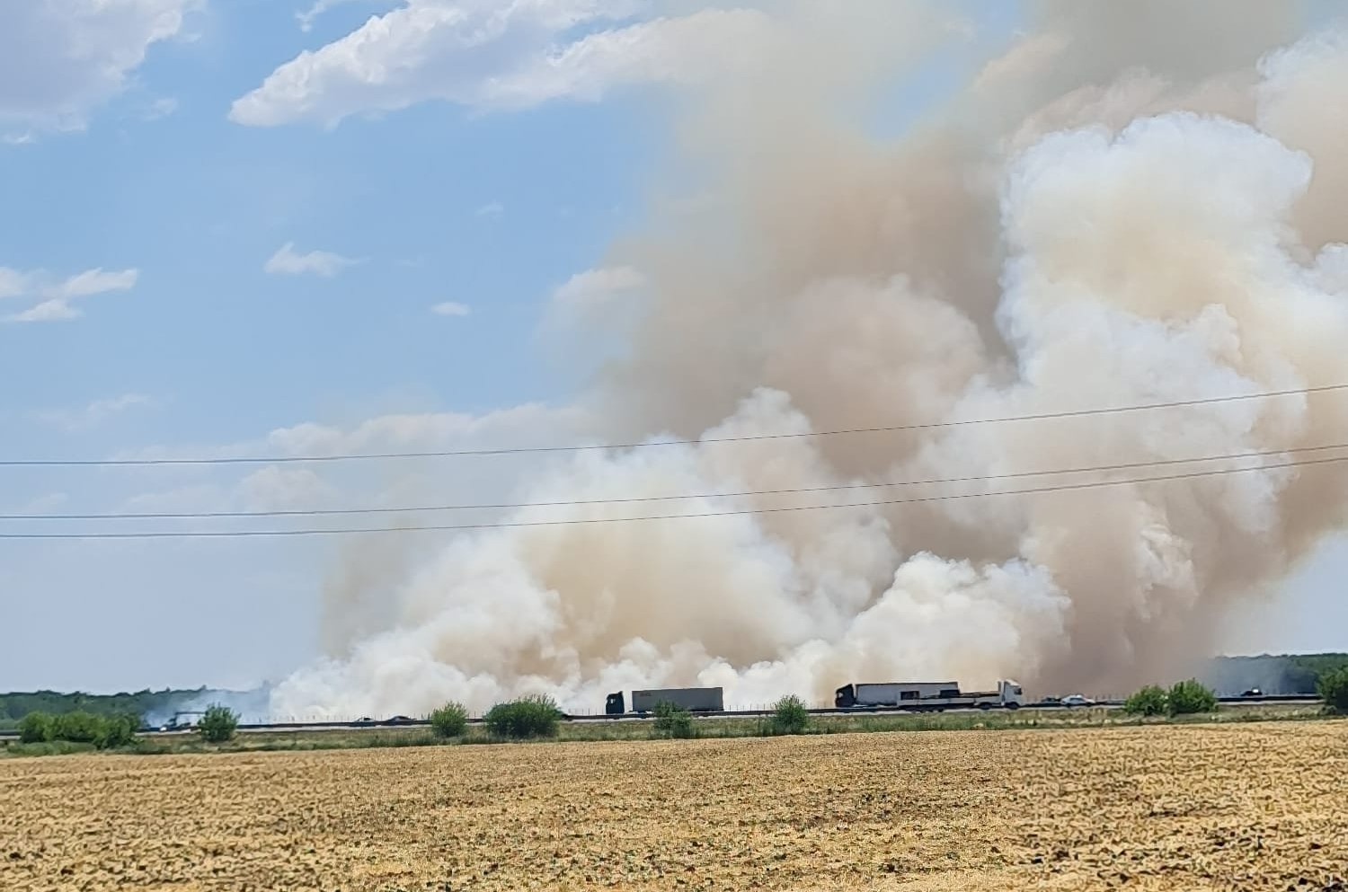 Incendiu puternic pe A2, aproape de Drajna, sensul spre Constanța. Arde un camion