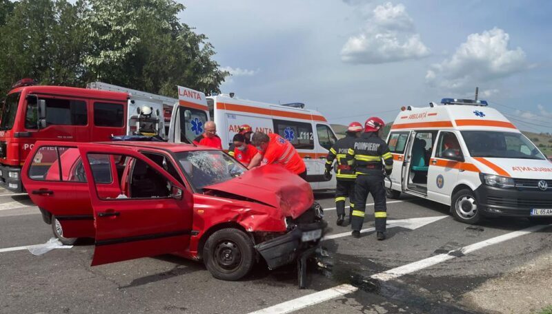 (FOTO/VIDEO) Doi copii și trei adulți au ajuns la spital după un accident cumplit petrecut în județul Tulcea