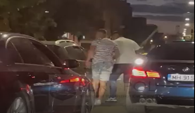 (VIDEO) Polițist agresat în trafic în timp ce se afla în mașină cu soția și copilul